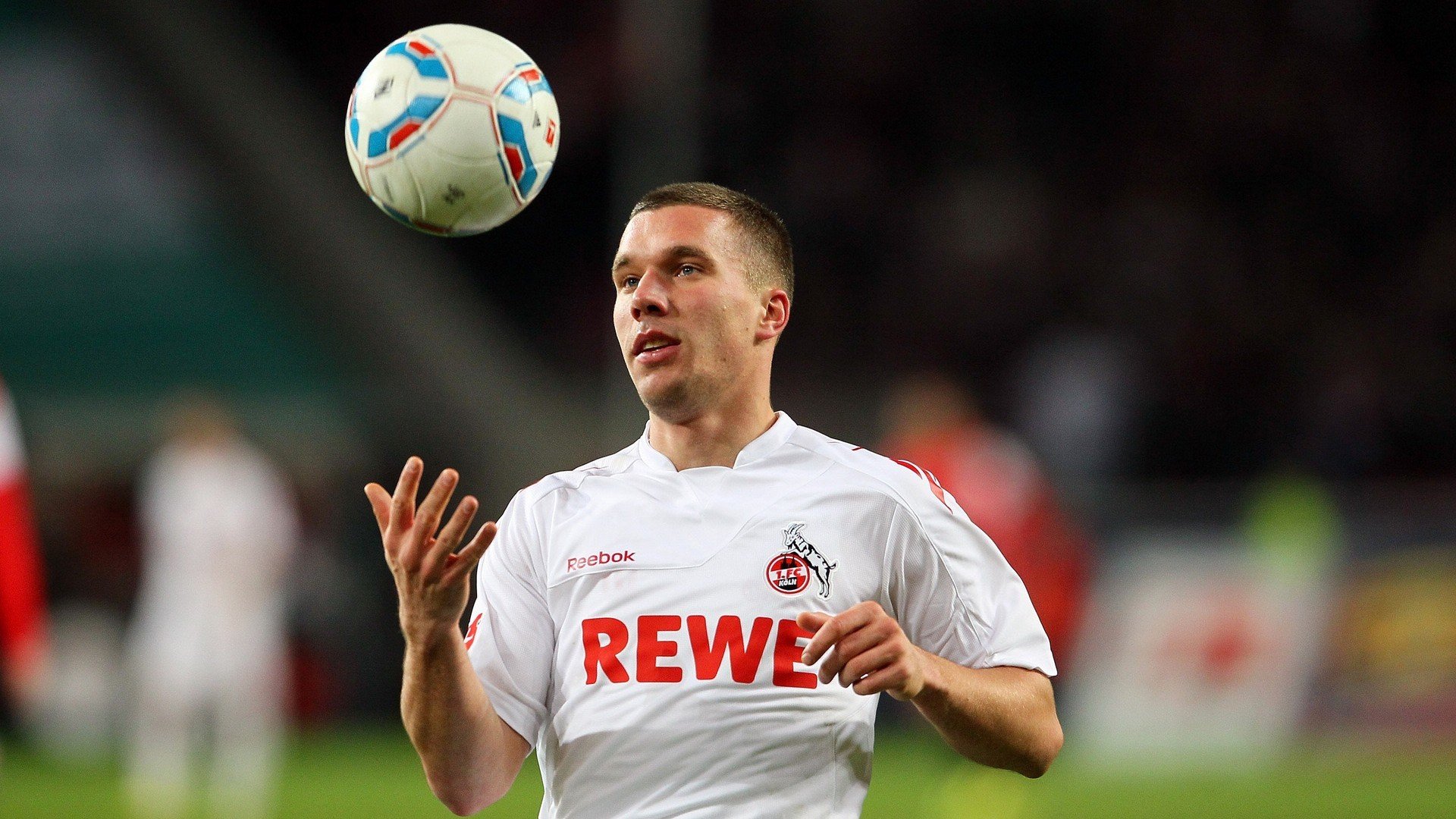 “沙滩赛场再度开战，手球与合球带来极限对抗”